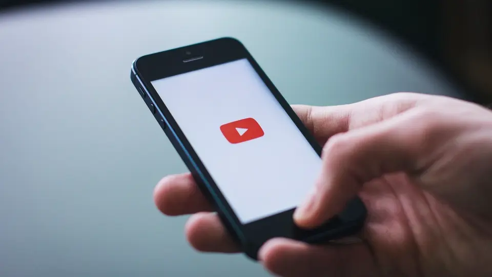 Liebesbetrug erkennen: Nachrichten auf dem Handy kritisch lesen