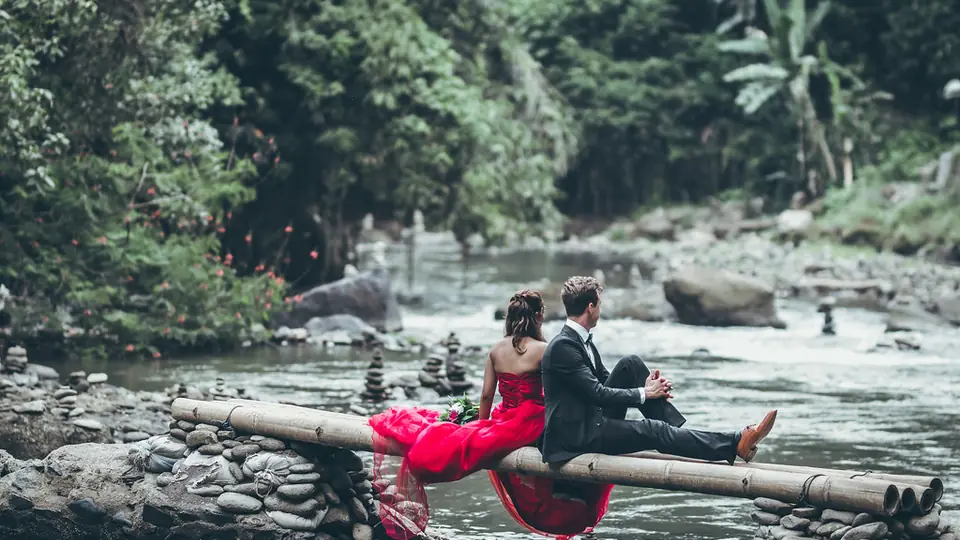 Sexdate Baden: Paar sitzt am Fluss eng beieinander