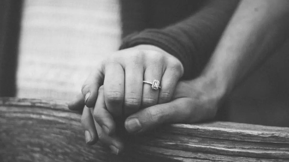 Sexdate Baselland: zwei Hände mit Ring, in Schwarzweiss