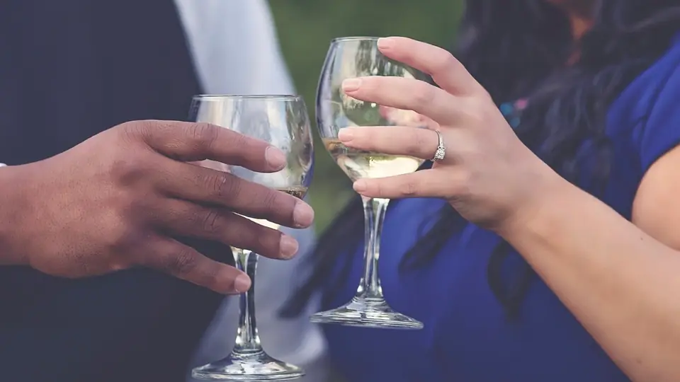 Sexdate Bern: zwei Gläser Wein beim ersten Treffen