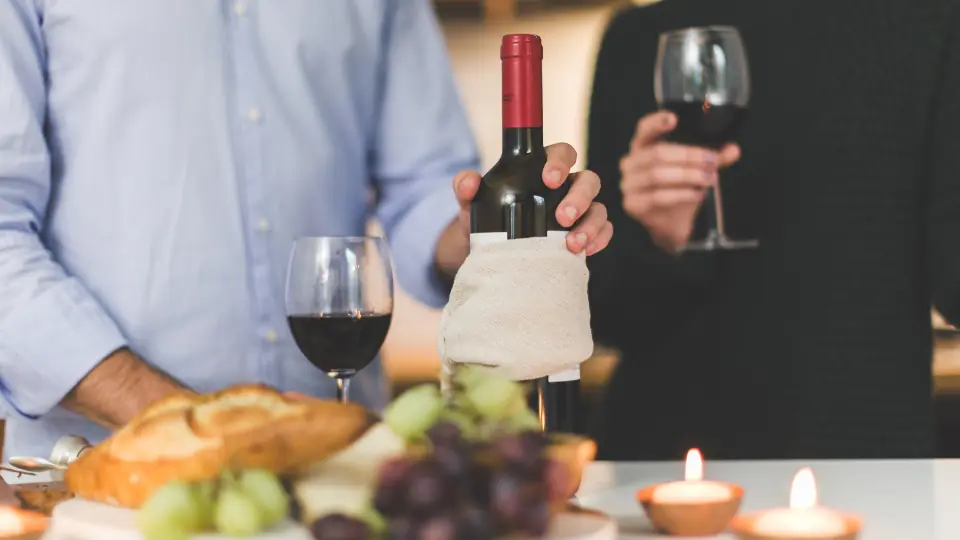 Sexdate Chur: Rotwein und Teelichter auf dem Tisch für zwei
