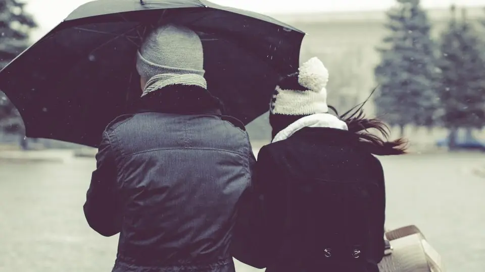 Sexdate Dietikon: Paar unter einem Regenschirm