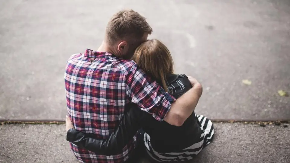 Sexdate Dübendorf: Paar sitzt eng umschlungen