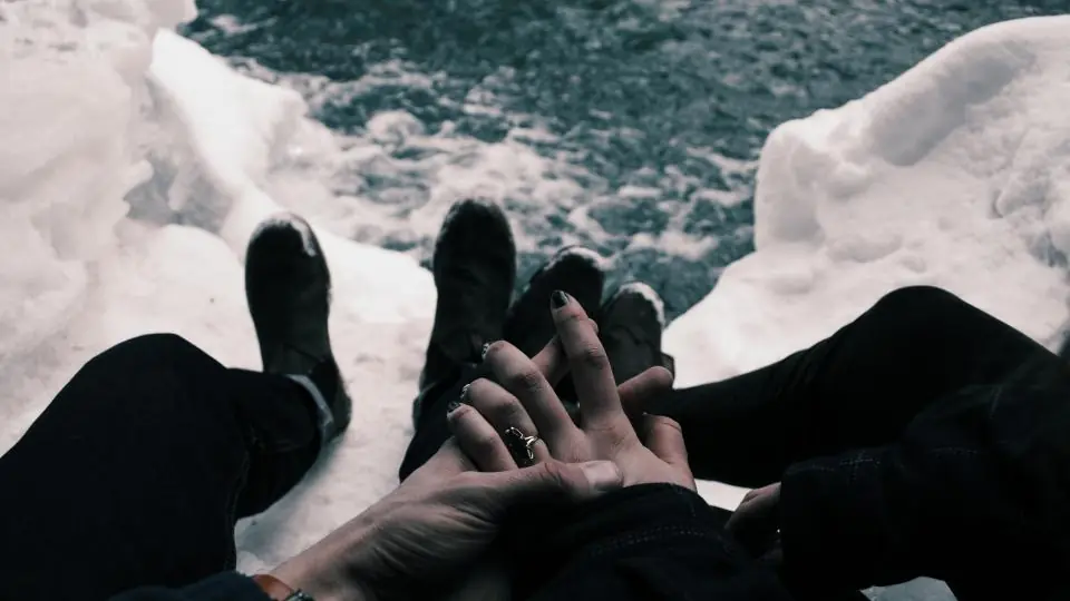 Sexdate Emmen: Händchen halten im Schnee