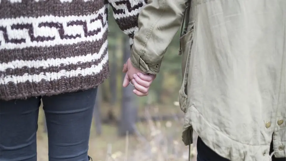 Sexdate Kreuzlingen: zwei Hände finden sich beim Spaziergang