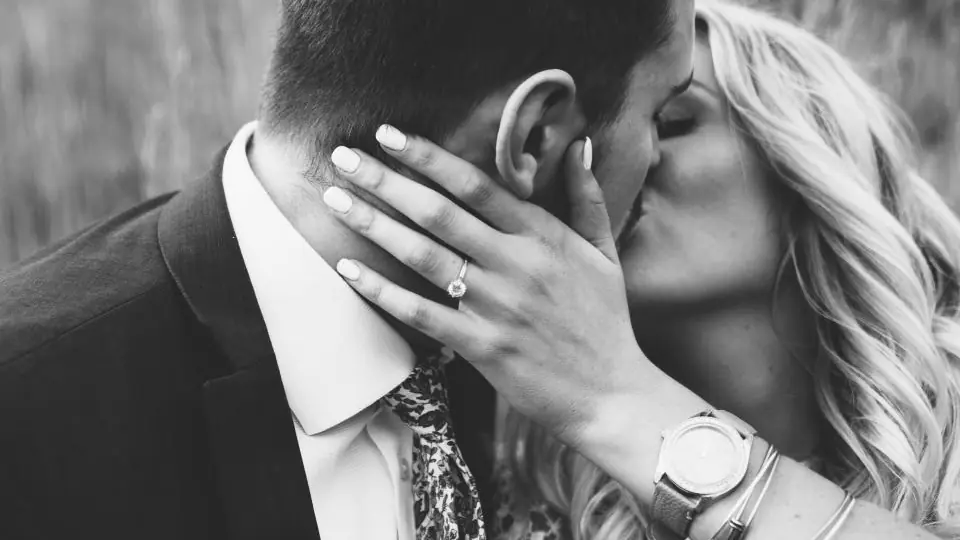 Sexdate Nidwalden: Paar küsst sich, ihre Hand an seiner Wange