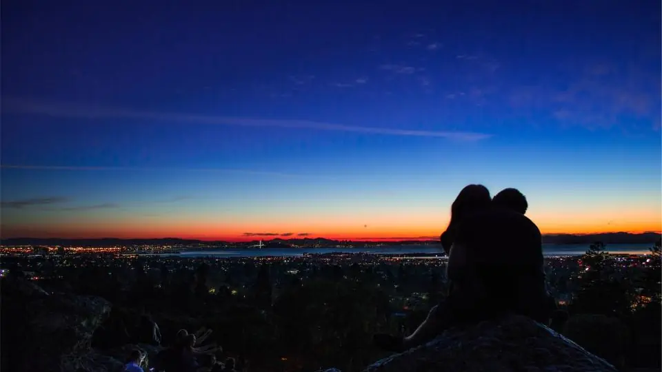 Sexdate Obwalden: Paar in der Abenddämmerung über der Stadt