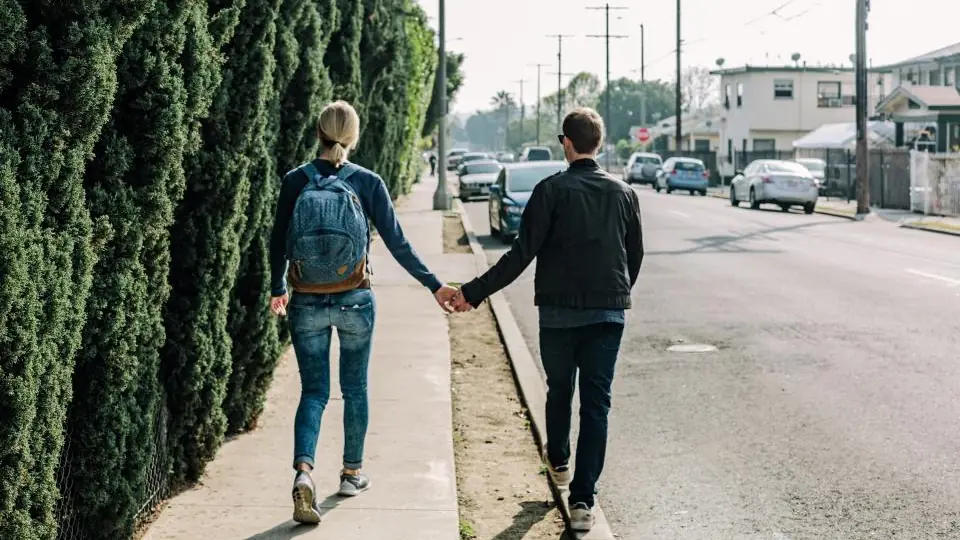 Sexdate Rapperswil-Jona: Paar spaziert Hand in Hand durch die Strasse