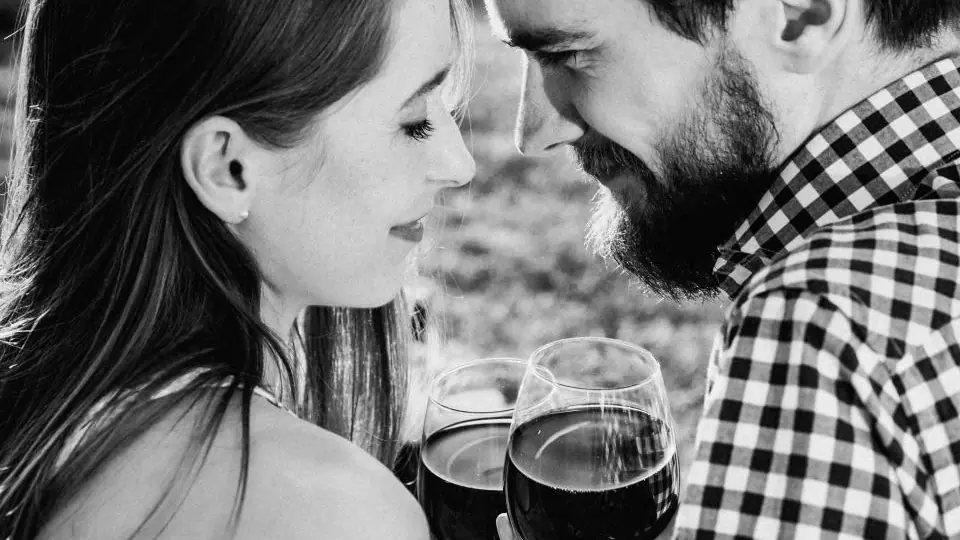 Sexdate Schaffhausen: Paar mit zwei Gläsern Rotwein, ganz nah beieinander