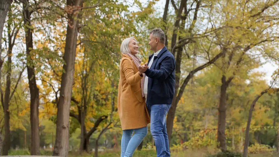 Sexdate Solothurn: Paar tanzt im herbstlichen Park