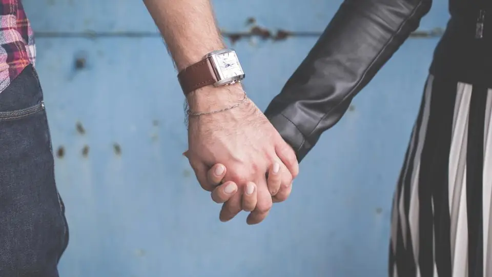 Sexdate Thurgau: Hand in Hand vor einer blauen Wand