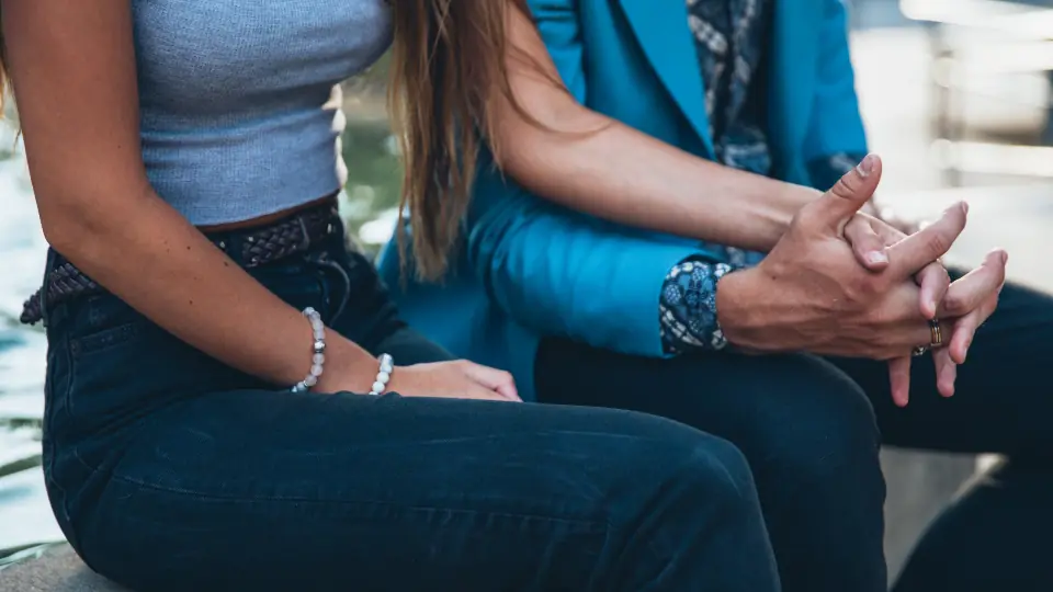 Sexdate Wetzikon: Paar sitzt nebeneinander und hält sich an den Händen