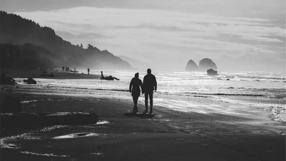 Sexdate Wil: Paar spaziert am Strand