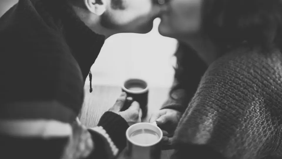 Sexdate Zürich: Paar küsst sich bei einem Kaffee