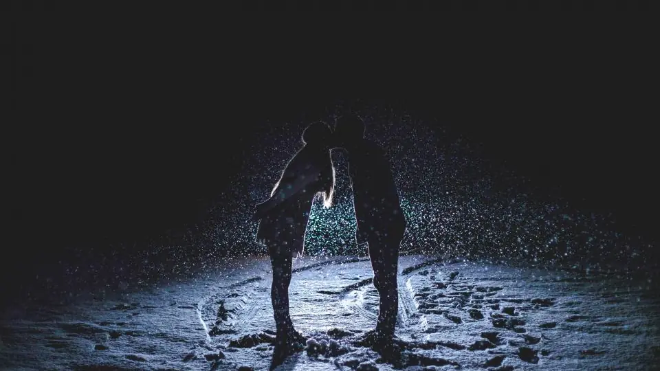 Sexdate Zug: Paar küsst sich im Schneegestöber bei Nacht