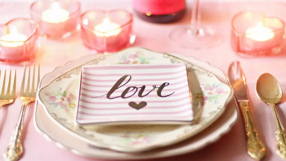 Sexdate Schweiz: Kerzen und eine Karte mit «love»