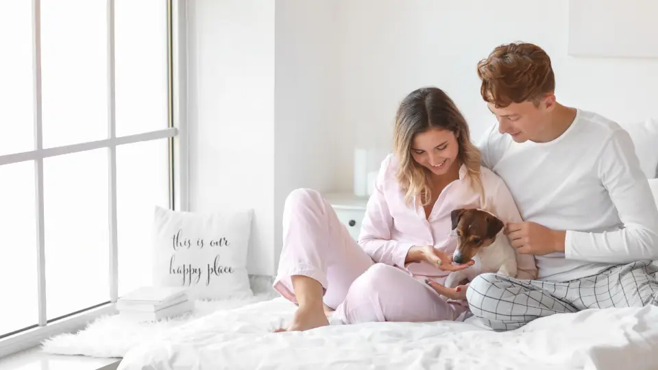 Sexdate Schweiz statt klassischer Partnersuche: Paar entspannt im Bett