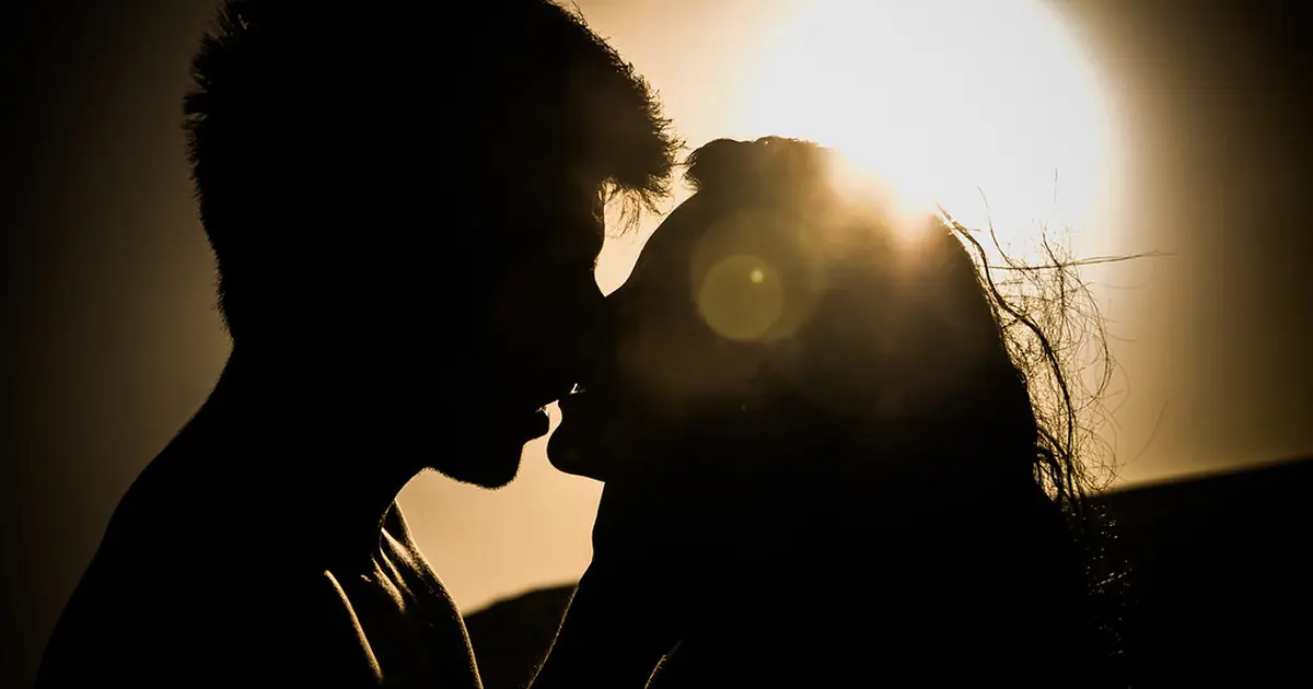 Sexdate Schweiz: Paar küsst sich im Gegenlicht